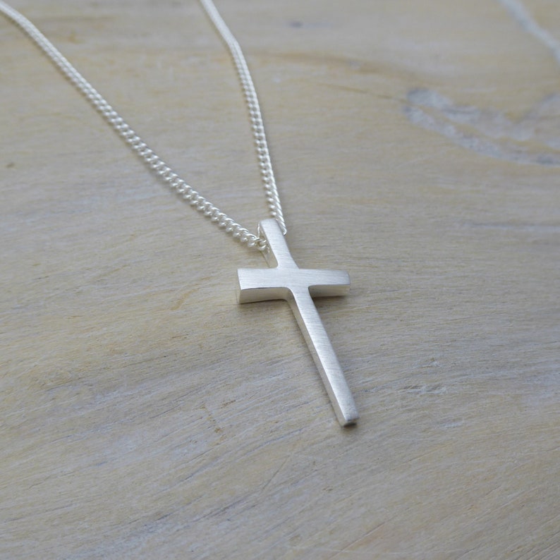 Kleines, puristisches Kreuz Kleiner Silanus in Silber mit Kette, Silberkreuz als Geschenk für Kommunion oder Konfirmation Bild 2