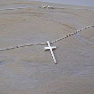 Kleines, puristisches Kreuz Kleiner Silanus in Silber mit Kette, Silberkreuz als Geschenk für Kommunion oder Konfirmation Bild 4