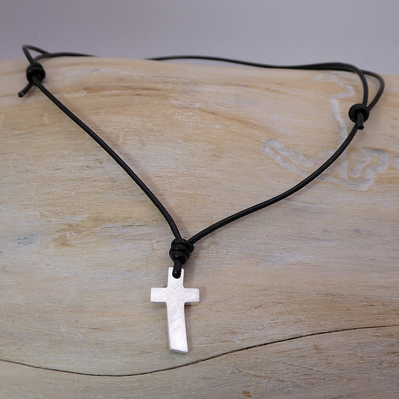 Silberkreuz Kleiner Vitus mit Lederband, Geschenk zur Kommunion, silbernes Kreuz Bild 3