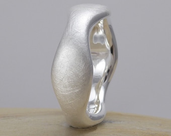 Silberring "Squeeze" Silber 925, Ring mit organischer Form, geschmeidige und verformte Ringschiene