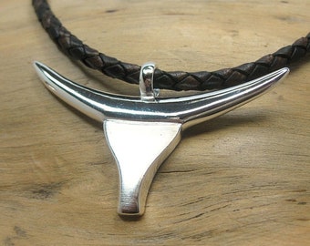 Grote, zware zilveren hanger "Highlander" op een leren vlechtkoord, runderkop, Longhorn hanger in zilver