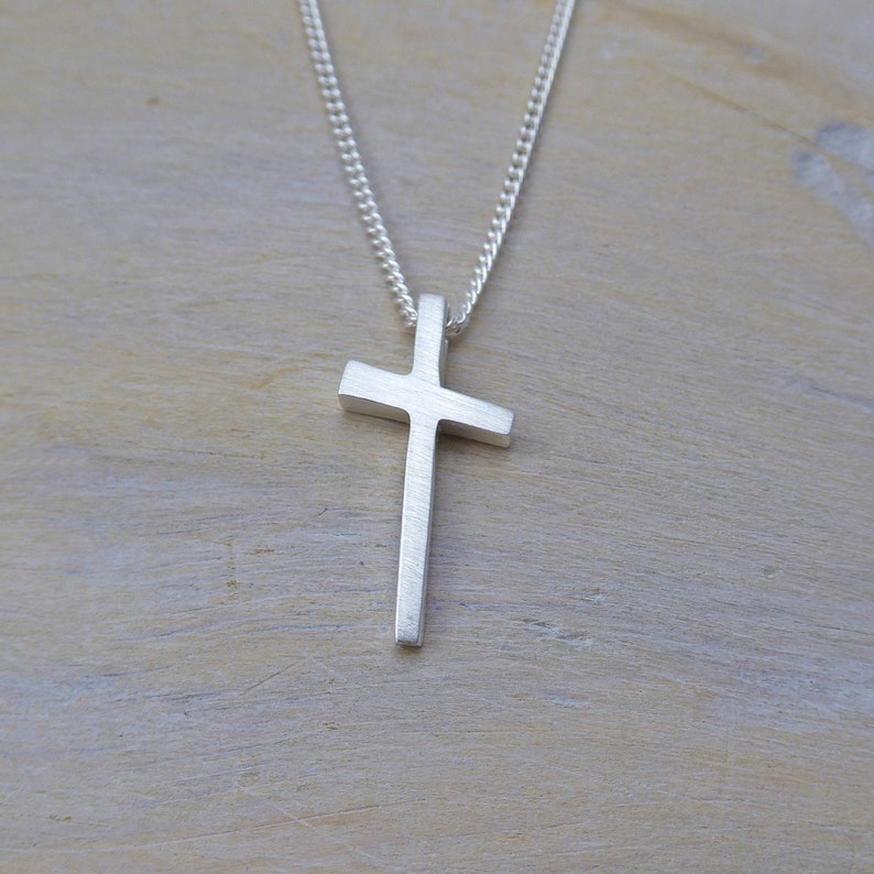 Kleines, puristisches Kreuz Kleiner Silanus in Silber mit Kette, Silberkreuz als Geschenk für Kommunion oder Konfirmation Bild 1