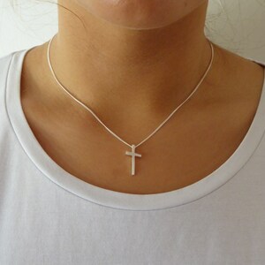 Kleines, puristisches Kreuz Kleiner Silanus in Silber mit Kette, Silberkreuz als Geschenk für Kommunion oder Konfirmation Bild 5