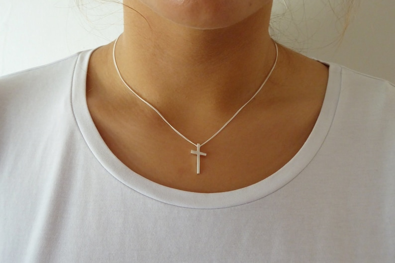 Kleines, puristisches Kreuz Kleiner Silanus in Silber mit Kette, Silberkreuz als Geschenk für Kommunion oder Konfirmation Bild 5