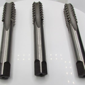 Può includere: Tre set di maschi e matrici in metallo color argento con steli esagonali.