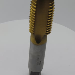 Può includere: Un maschio e una matrice dorati con azionamento quadrato e il testo "X35 M30 H2 HSS" sul lato.