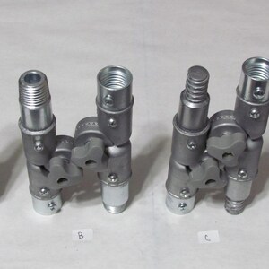 Könnte beinhalten: Vier silberfarbene, verstellbare Metallverbinder mit Gewindeenden und Drehgelenken. Jeder Verbinder hat ein anderes Top-Design, gekennzeichnet mit A, B, C und D. Die Verbinder sind für industrielle oder mechanische Anwendungen konzipiert.