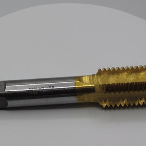 Può includere: Un maschio e una matrice dorati con azionamento quadrato e il testo "M20  H2  HSS" sul lato.