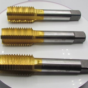 Può includere: Tre set di maschi e matrici in metallo color oro con manici argentati. I manici sono contrassegnati con "8BH 244 000" e "8BH 244 000".