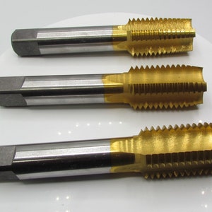 Può includere: Tre set di maschi e filiere con punta dorata e corpo argentato. I set di maschi e filiere sono utilizzati per filettatura fori e creare dadi.