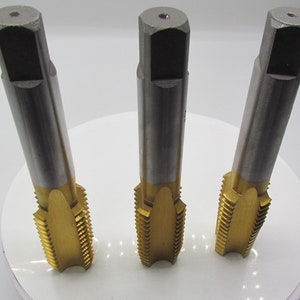 Può includere: Tre set di maschi e matrici dorati con manico argentato. I set di maschi e matrici sono utilizzati per la filettatura dei metalli.