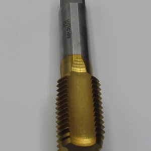 Può includere: Un maschio e una matrice dorati con un manico argentato. Il manico ha la scritta "M30 H2 HSS" su di esso.