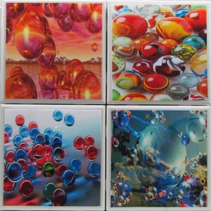 Puede incluir: Conjunto de cuatro posavasos cuadrados de cerámica con diferentes diseños. El primer posavasos presenta una puesta de sol rosa y naranja con orbes flotantes. El segundo posavasos presenta una colección de canicas de colores. El tercer posavasos presenta un diseño abstracto azul y rojo con orbes flotantes. El cuarto posavasos presenta un diseño abstracto azul y blanco con orbes flotantes.