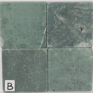 Puede incluir: Cuatro baldosas cuadradas de mármol verde dispuestas en una cuadrícula. Las baldosas tienen un aspecto natural moteado con variaciones de color y veteado. Una baldosa tiene la letra "B" en una pegatina blanca.