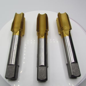 Può includere: Tre set di maschi e matrici con manici quadrati, punta dorata e corpo argentato.