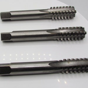 Può includere: Tre set di maschi e matrici di colore argento con steli quadrati e bordi di taglio dentellati.