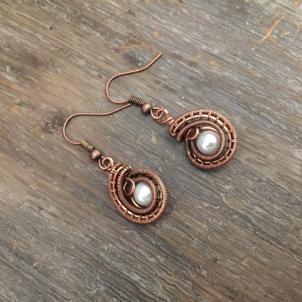 Antiqued Copper Wire Weave Earrings around Swarovski Crystall Pearls