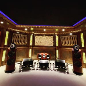 以下が含まれることがあります： クリーム色、ライトグレー、ダークグレーの3色の、つや消し仕上げの陶器製マグカップのセット。各マグカップはシンプルでミニマルなデザインで、丸みを帯びたハンドルが付いています。