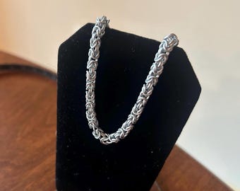 フロストシルバーアルミニウムビザンチンブレスレット