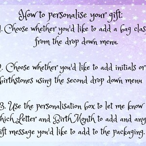 Puede incluir: Una gu&iacute;a de texto sobre c&oacute;mo personalizar un regalo. La gu&iacute;a incluye instrucciones sobre c&oacute;mo agregar un broche de bolsa, iniciales o piedras de nacimiento a un regalo. Tambi&eacute;n explica c&oacute;mo agregar un mensaje personalizado al empaque.