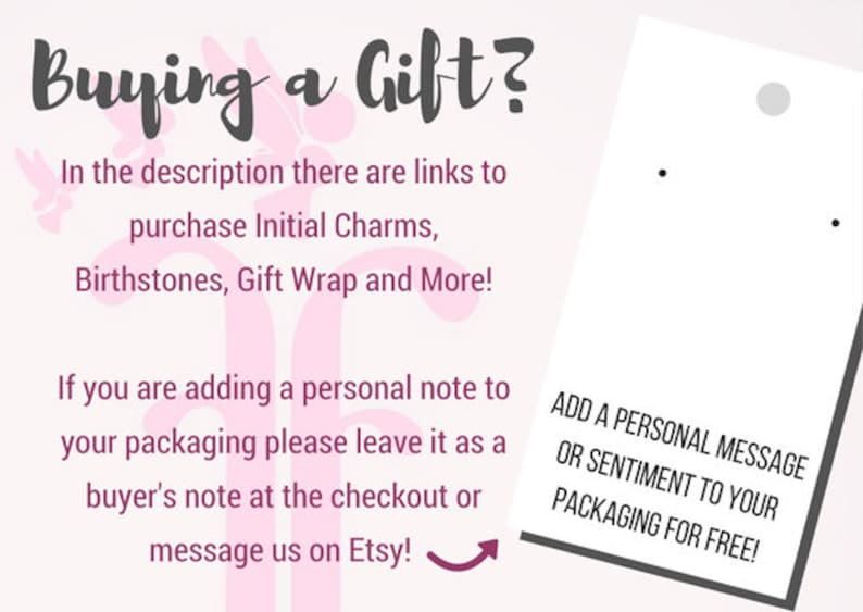 Puede incluir: Un gr&aacute;fico rosa y blanco con el texto "Buying a Gift?" e instrucciones para agregar un mensaje personal o un sentimiento a su empaque de forma gratuita. El texto tambi&eacute;n incluye informaci&oacute;n sobre la compra de dijes iniciales, piedras de nacimiento, envoltorios de regalo y m&aacute;s.