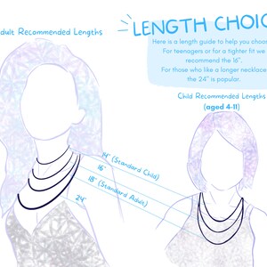 Op de afbeelding: Illustratie van twee personen, een volwassene en een kind, die kettingen dragen in verschillende lengtes. De illustratie toont aanbevolen kettinglengtes voor volwassenen en kinderen, met metingen in inches. De tekst luidt "Adult Recommended Lengths", "LENGTH CHOICE", "Here is a length guide to help you choose. For teenagers or for a tighter fit we recommend the 16". For those who like a longer necklace the 24" is popular." en "Child Recommended Lengths (aged 4-11)".