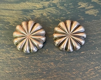 Vintage örhängen med klipp i sterling silver, repousse, blomma, cirka 1970