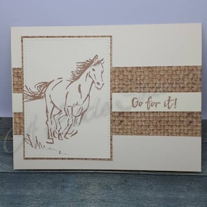 Allez-y ! Carte sur le thème du cheval réalisée avec le jeu de tampons Let it Ride de Stampin Up/Carte A2 (5,5 x 4,25 pouces)/base en papier crème/intérieur blanc crème
