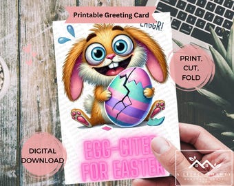 Könnte beinhalten: Druckbare Grußkarte mit einem Cartoon-Hasen, der ein zerbrochenes Osterei hält. Die Karte hat einen rosa Hintergrund mit dem Text "Egg-citer for Easter" in neongelben Buchstaben.