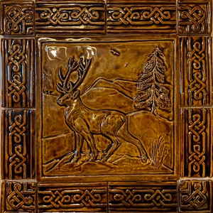 12 &quot;Keltische Hirsch-Keramik-Flachrelieffliese in Siena-Glasur, mit Randfliesen