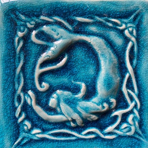 Carreau de bas-relief en céramique fait main sirène celtique en bleu craquelé, turquoise ou cobalt (autres options de glaçure disponibles)