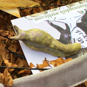 Gele naaktslakbroche! Handgemaakte slakkenspeld