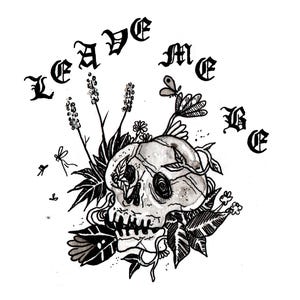 K&ouml;nnte beinhalten: Schwarz-Wei&szlig;-Illustration eines Sch&auml;dels mit floralen Elementen und dem Text "LEAVE ME BE" in gotischer Schrift. Der Sch&auml;del ist von Bl&auml;ttern, Blumen und Zweigen umgeben, mit einigen kleinen Insekten. Das Kunstwerk hat einen detaillierten, handgezeichneten Stil.
