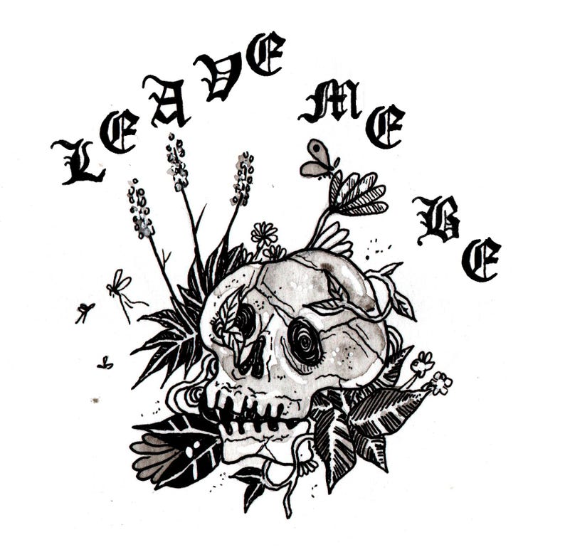 K&ouml;nnte beinhalten: Schwarz-Wei&szlig;-Illustration eines Sch&auml;dels mit floralen Elementen und dem Text "LEAVE ME BE" in gotischer Schrift. Der Sch&auml;del ist von Bl&auml;ttern, Blumen und Zweigen umgeben, mit einigen kleinen Insekten. Das Kunstwerk hat einen detaillierten, handgezeichneten Stil.
