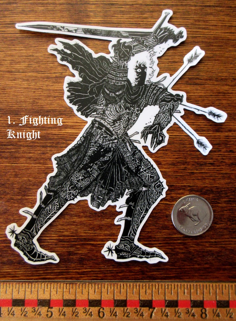 K&ouml;nnte beinhalten: Schwarz-wei&szlig;er Aufkleber eines Ritters in voller R&uuml;stung, mit Schwert und Pfeilen. Der Aufkleber tr&auml;gt den Text "1. Fighting Knight". Ein Lineal und eine M&uuml;nze liegen daneben.
