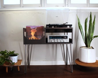 The Tallboy-draaitafelstation: platenspelerstandaard met opbergruimte voor vinylplaten