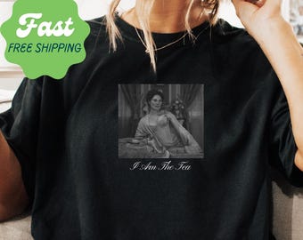 ブリジャートンファンへのギフトアイデア、友人へのプレゼントに最適なブリジャートンTシャツ。ロマンスドラマ「ブリジャートン」にインスパイアされた「I Am The Tea」Tシャツ。