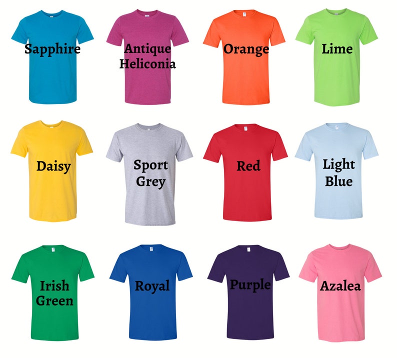 Puede incluir: Doce camisetas de diferentes colores con etiquetas de texto que indican sus nombres de colores. Los colores son zafiro, heliconia antigua, naranja, lima, margarita, gris deportivo, rojo, azul claro, verde irland&eacute;s, real, morado y azalea.