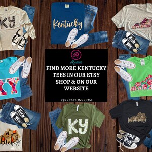 Puede incluir: Un collage de nueve camisetas con diferentes dise&ntilde;os con las letras "KY" y la palabra "Kentucky". Las camisetas se muestran sobre un fondo de madera con vaqueros y zapatillas.