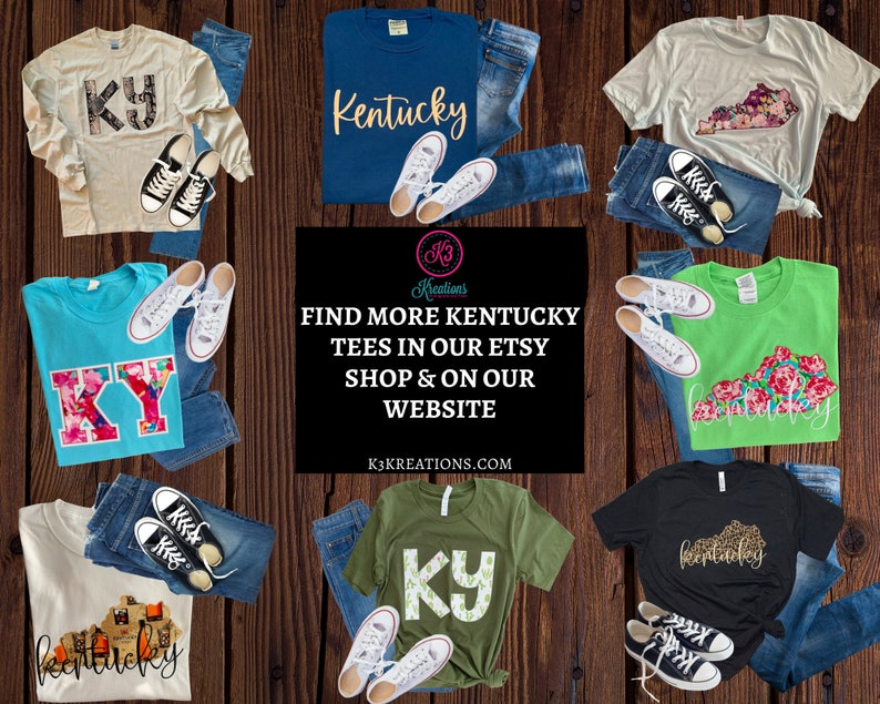 Puede incluir: Un collage de nueve camisetas con diferentes dise&ntilde;os con las letras "KY" y la palabra "Kentucky". Las camisetas se muestran sobre un fondo de madera con vaqueros y zapatillas.