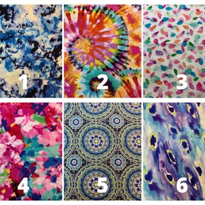 Puede incluir: Seis muestras de tela con los n&uacute;meros del 1 al 6 impresos en ellas. Las muestras presentan una variedad de patrones, incluyendo dise&ntilde;os tie-dye, florales y geom&eacute;tricos. Los colores son brillantes y vibrantes, incluyendo azul, rosa, verde y amarillo.