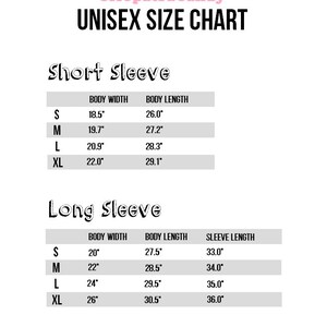 Peut inclure: Tableau des tailles unisexe pour chemises &agrave; manches courtes et longues. Le tableau indique les mesures de largeur et de longueur du corps en pouces pour les tailles S, M, L et XL.