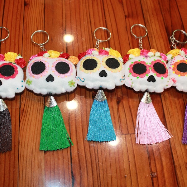 Skull Keychain / Dia de los Muertos / Tassel Keychain / Purse Charm / Handmade Gifts / Bag Skull Charm / Calaquita Keychain / Mexican Charms