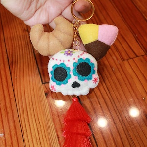 Skull Keychain / Pan Dulce Keychain/ Dia de los Muertos / Concha Charm / Pan Dulce / Bag Skull Charm / Mexican Keychain / Mexican Charms