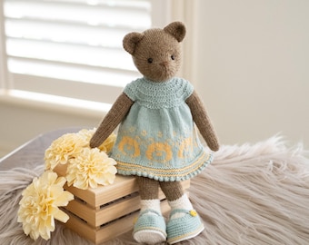 Amigurumi stickad docka - Söt gosig brun nallebjörn i en turkos stickad klänning med nallemotiv och virkade skor