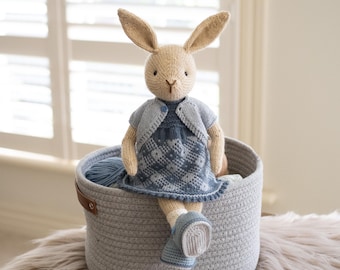 Amigurumi stickad docka - Söt gosig beige kanin i blå stickad klänning och avtagbar kofta med virkade skor