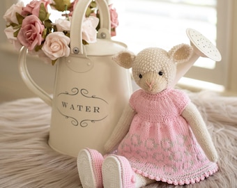 Amigurumi stickad docka - Sött gosigt krämbeige lamm får i en stickad rosa klänning med fårmotiv och avtagbara skor