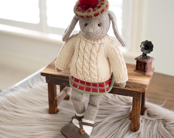 Amigurumi stickad docka - Gosig brun kanin i kabelstickad tröja, tartanskjol och basker