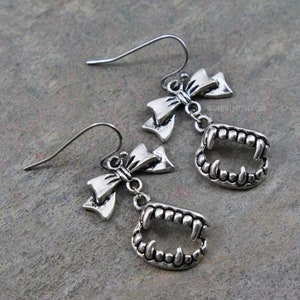 Pendientes de vampiro adorables - Pendientes de Halloween - Pendientes góticos - Hipoalergénicos - Ganchos de acero inoxidable - Colmillos con lazo de cinta