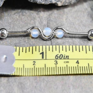 Opalitpärlad trådlindad industriell stång, svart IP 14g 38 mm 316L kirurgiskt stål, opaliserande opalpärlad vågig broskstång bild 4